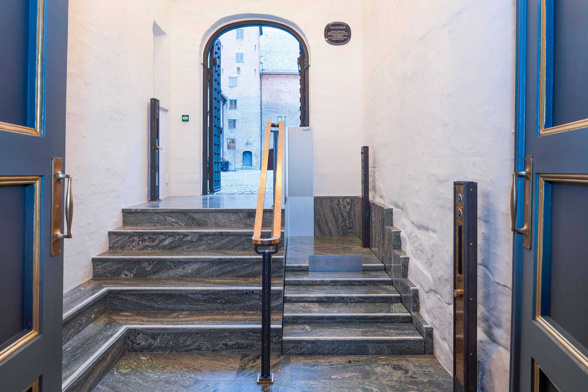 Integrert løfteplattform i trappen til Slottskirken 8