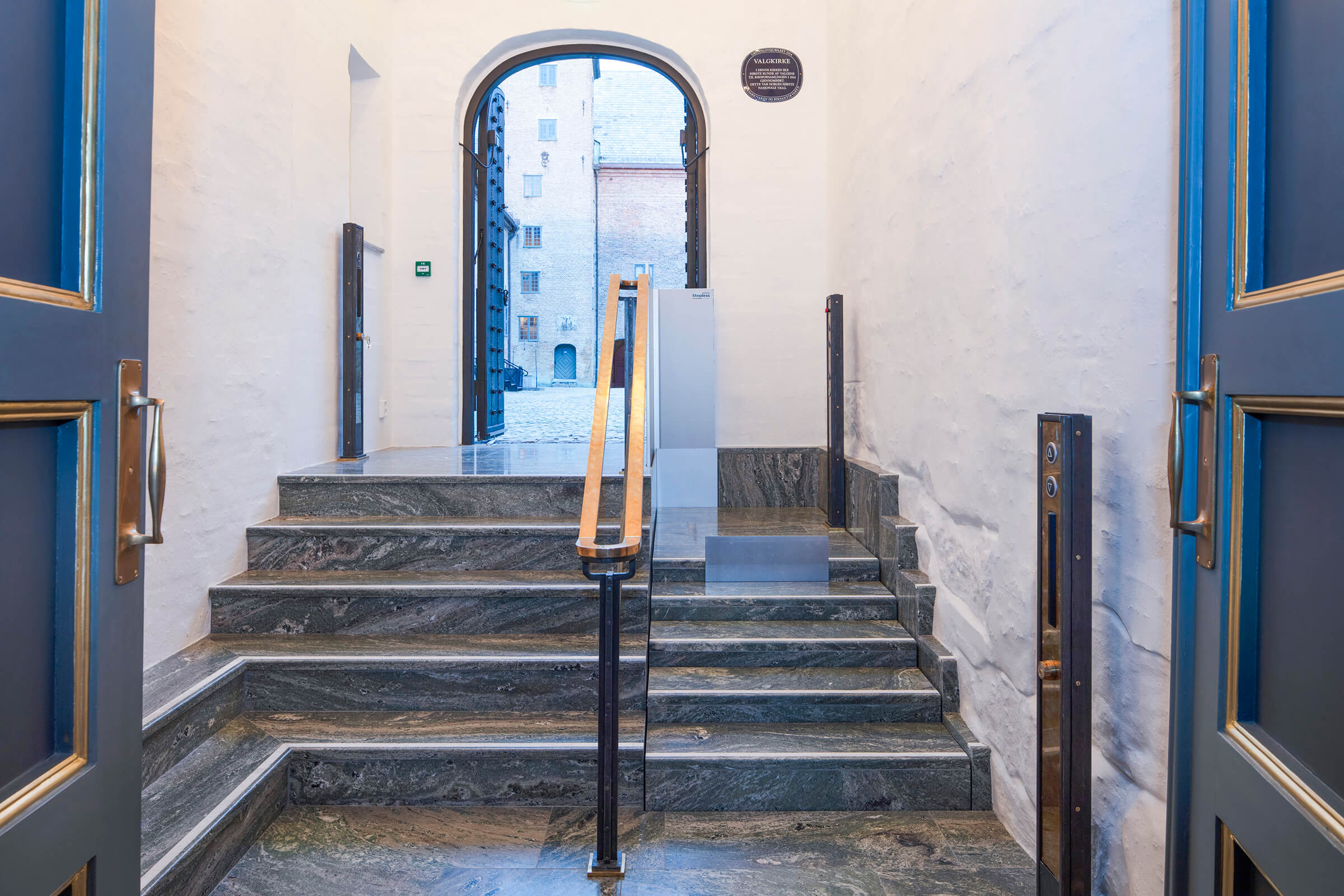 Integrert løfteplattform i trappen til Slottskirken 7