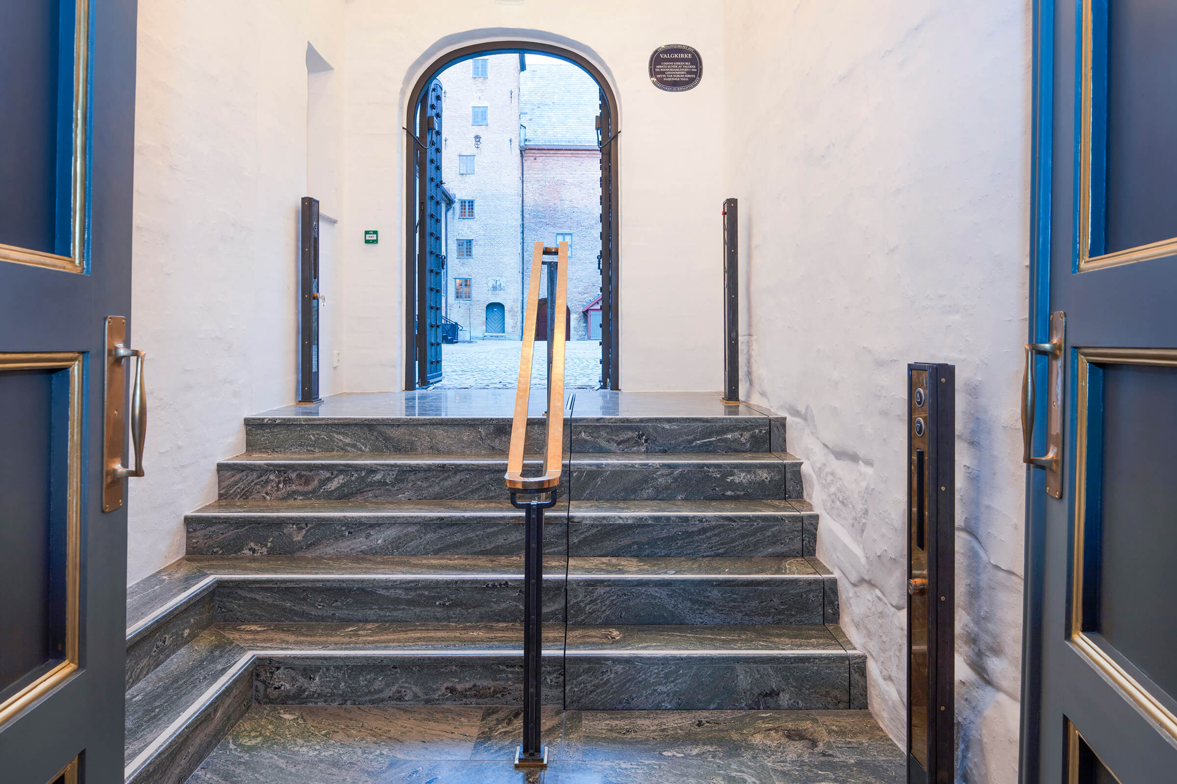 Integrert løfteplattform i trappen til Slottskirken 6