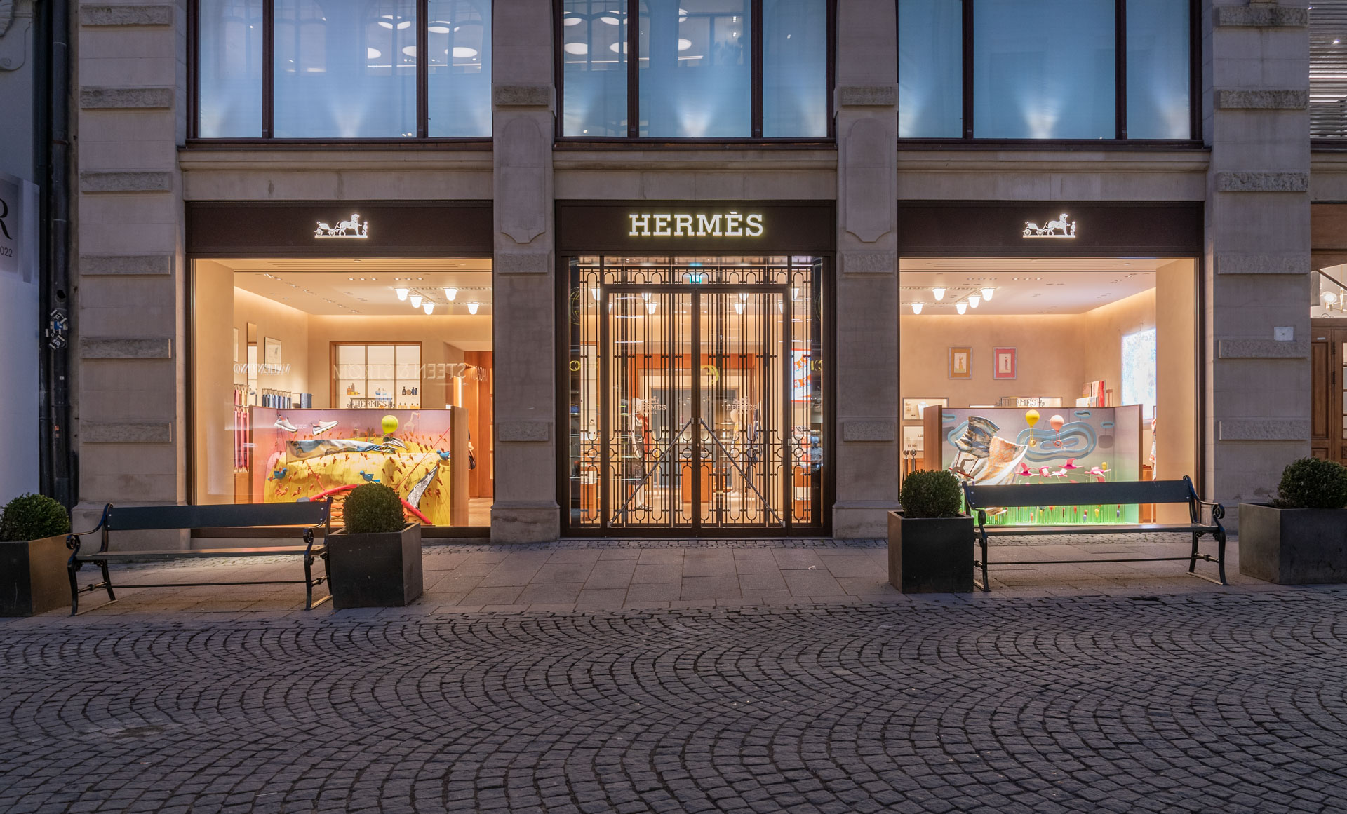 Sikkerhetsgitter foran butikk 1