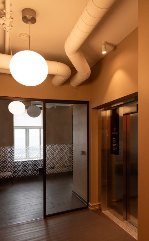 Sjablongmalte ventilasjonsrister i festsalen 9