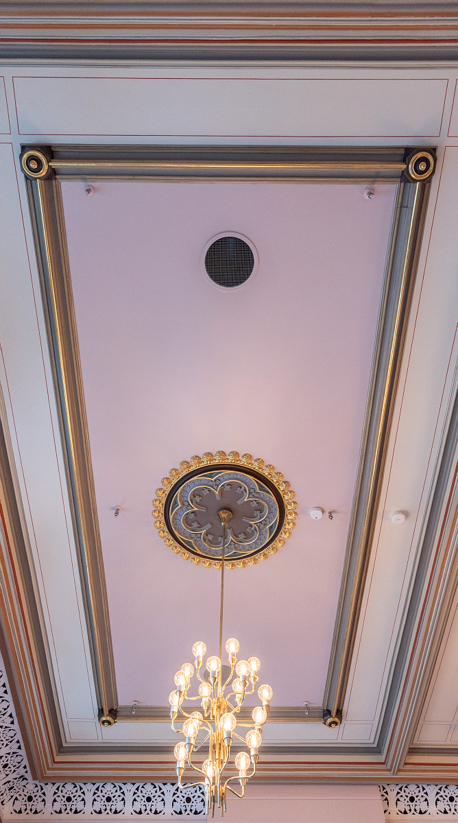 Sjablongmalte ventilasjonsrister i festsalen 7