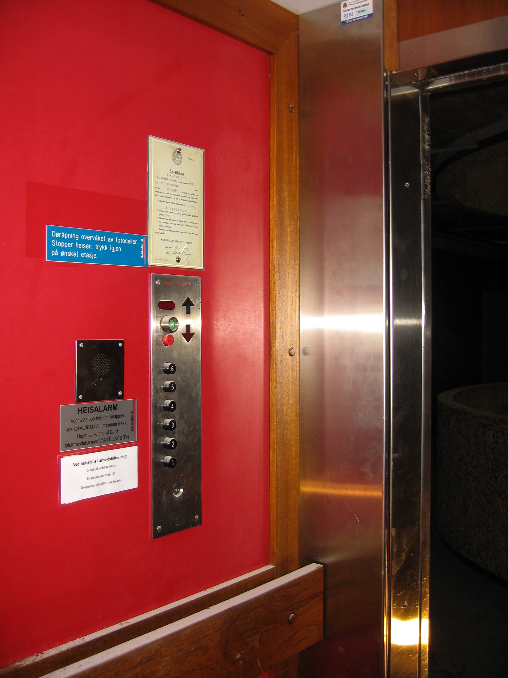 Teakdører ble gjenbrukt i nye heiser 7