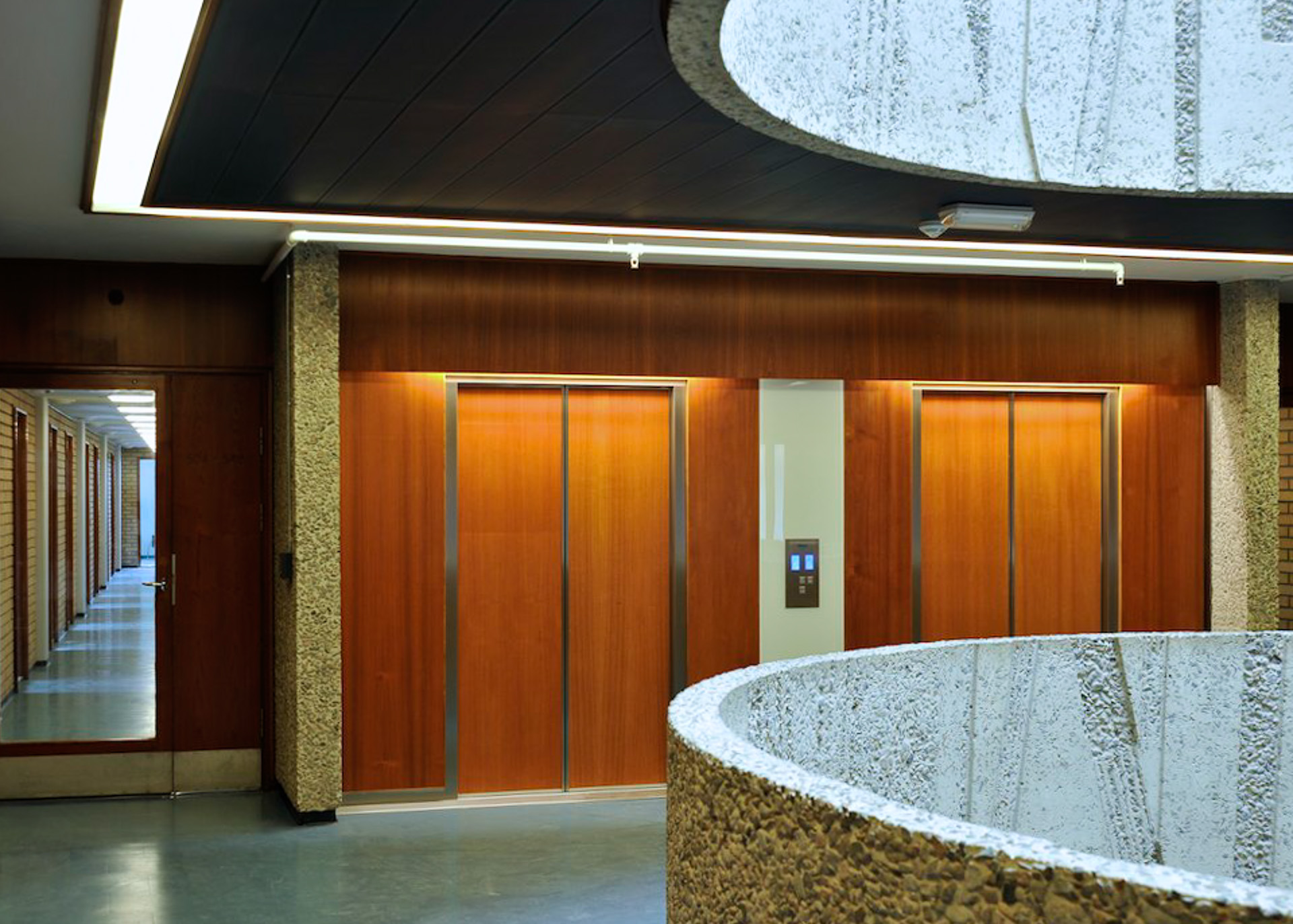 Teakdører ble gjenbrukt i nye heiser 8