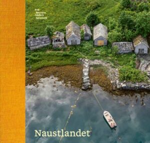 Bilde av boka Naustlandet. Luftfoto av gamle naust av tre ved en steinete strandlinje, med en liten båt som ligger til kai i klart vann, omgitt av grønt gress.