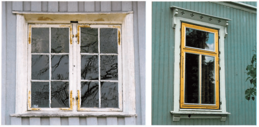 To forskjellige trevinduer på hus: Det venstre vinduet er forvitret og avskallet, mens det høyre vinduet er mer utsmykket og i bedre stand, begge satt inn i vertikale trekledninger.